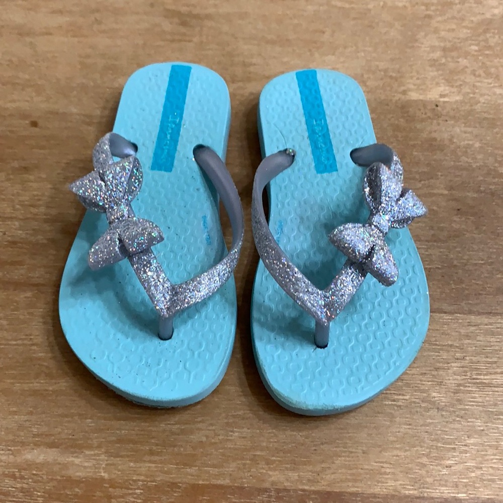 Sparkly bow flip flops!